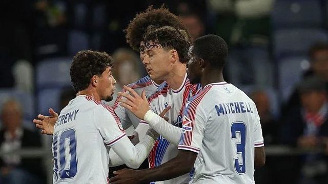 Palace sweep aside Lech Poznan on Europa League debut