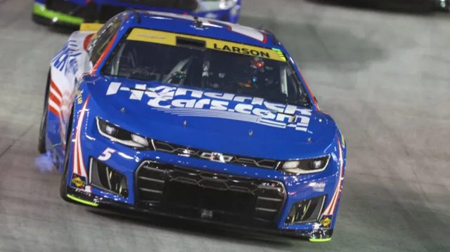 NASCAR Kansas Odds Put Kyle Larson, Denny Hamlin in a Dead Heat