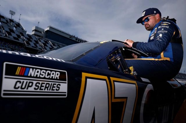 Denny Hamlin defends Ricky Stenhouse Jr. after wrecking Ryan Blaney on final lap