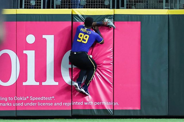 Mariners’ Lazaro Montes: leaves game with hip injury