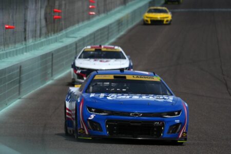 Kyle Larson hits wall in Homestead NASCAR race, damages car in playoff run