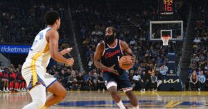 Harden, Clippers Applauded by NBA Fans for Beating Warriors; Curry Exits with Injury