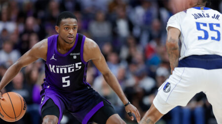 Kings star Fox admits he’ll likely play with finger injury all season