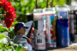 Fans at Dodger Stadium and around L.A. honor Fernando Valenzuela