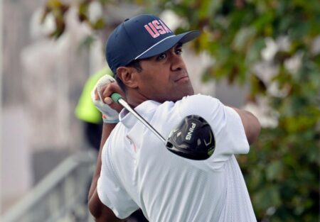 Junior golfer lands hole in one in front of professional golfer Tony Finau