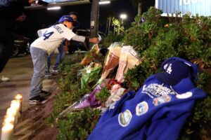 Photos: Fans react to the passing of Fernando Valenzuela