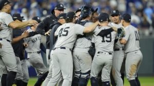 LISTEN: Yankees radio call as New York clinches ALDS, advance to ALCS