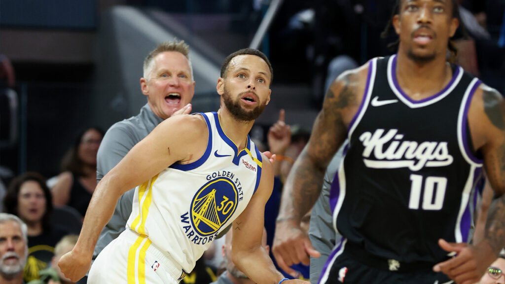 Steph exits Warriors-Kings preseason game after jamming finger