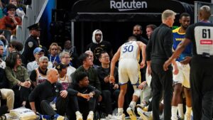 Stephen Curry leaves game with sprained ankle, does not return