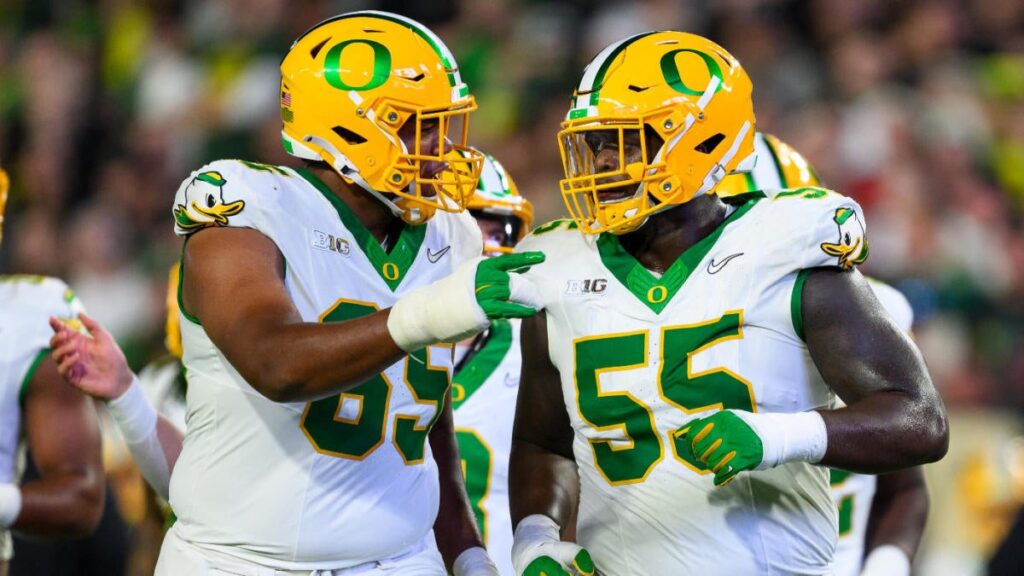 AP Top 25 poll: Oregon moves to No. 1 in college football rankings for first time since 2012