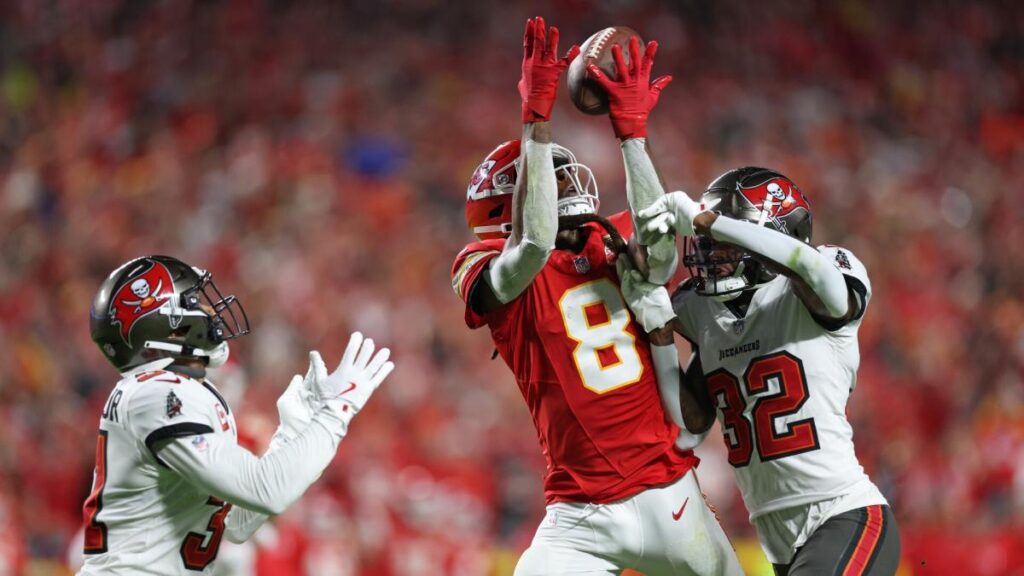 Monday Night Football: Chiefs lead Bucs 10-7 at halftime