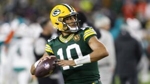 Dolphins muffed punt leads to Packers TD, Green Bay leads 7-0