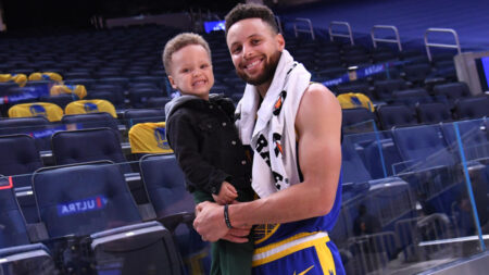 Watch Steph’s son Canon make wild paper airplane throw at Chase Center