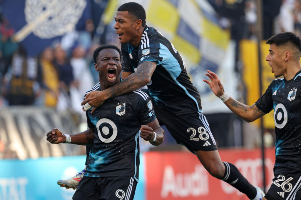 🤯 Two goals in five minutes! Peak MLS playoff drama in Los Angeles