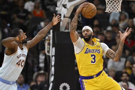 Lakers’ lineup changes pay off with a convincing win over the Spurs