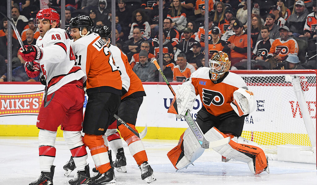 Flyers dominated by Hurricanes in 3rd period of 4-1 loss