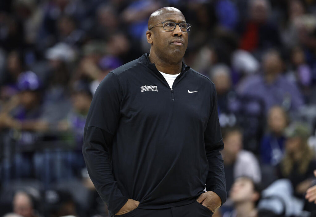 Kings coach Mike Brown fined K for ‘aggressively pursuing’ official in loss to Nets