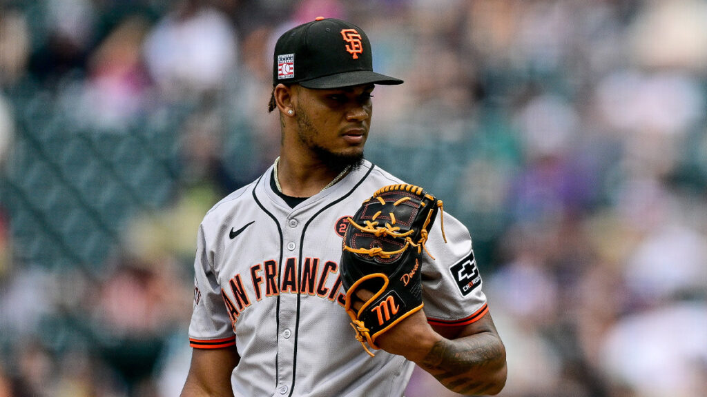 Giants tender contracts to three remaining arb-eligible players