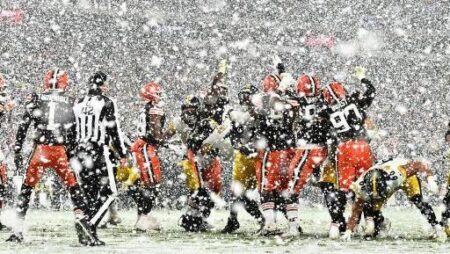 Browns seal comeback win over Steelers in blizzard