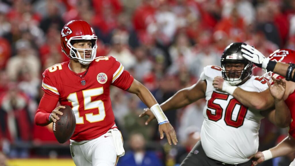 Patrick Mahomes injures ankle on touchdown throw