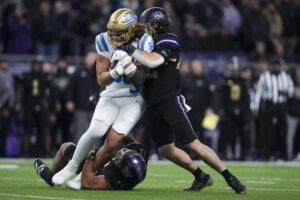 Familiar problems haunt UCLA during loss at Washington as bowl path gets tougher