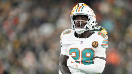 De’Von Achane scores first Dolphins TD on Thursday night, Packers lead 27-11