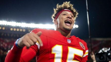 Mahomes shrugs off injury as Chiefs win again