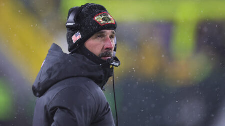 Shanahan recalls his peculiar outfit for 49ers’ snow game vs. Packers