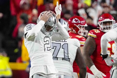 Chiefs escape with win after Raiders fumble away last-minute possession