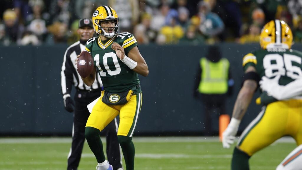 Jordan Love has two TDs, Packers lead Dolphins 24-3 at halftime