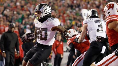 College football grades: Oregon barely passes Wisconsin test with ‘C-‘, Georgia jumps into CFP mix with ‘A+’