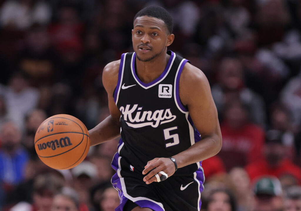 Kings trade De’Aaron Fox to the Spurs in deal that moves Bulls’ Zach LaVine to Sacramento