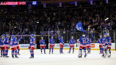 Rangers’ Quick lauded by teammates after getting 400th win