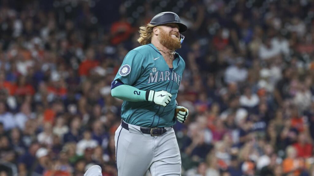 Cubs finalize M deal with Justin Turner; Alexander Canario designated for assignment