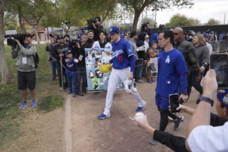 Hernández: What is the ceiling for rookie Roki Sasaki? ‘Inside, I’m really nervous’