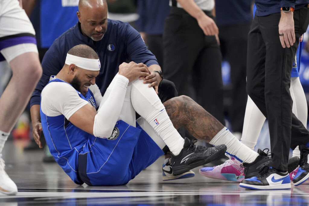 Mavericks lose Daniel Gafford to knee injury early in loss to Kings in latest blow since Luka Dončić trade