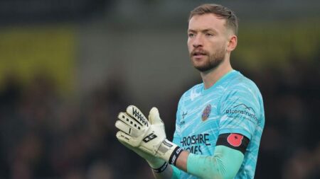 Shrewsbury keeper Savin joins Barnet on loan