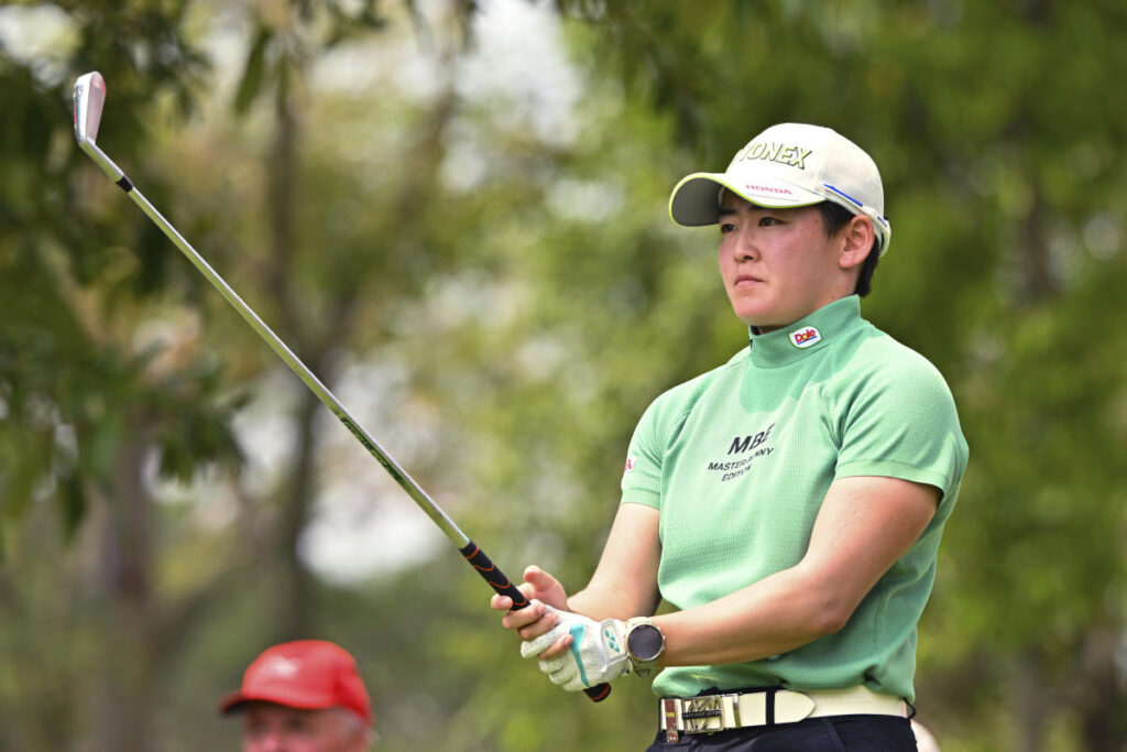 Sponsor invite Akie Iwai leads the LPGA Thailand golf event by 3 strokes after 10-under 62