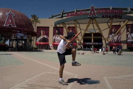 Angels extend their Angel Stadium lease, committing to the venue through 2032