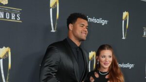 Jaguars DE Arik Armstead wins Walter Payton Man of the Year