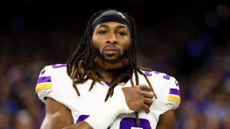 Aaron Jones re-signs with Vikings