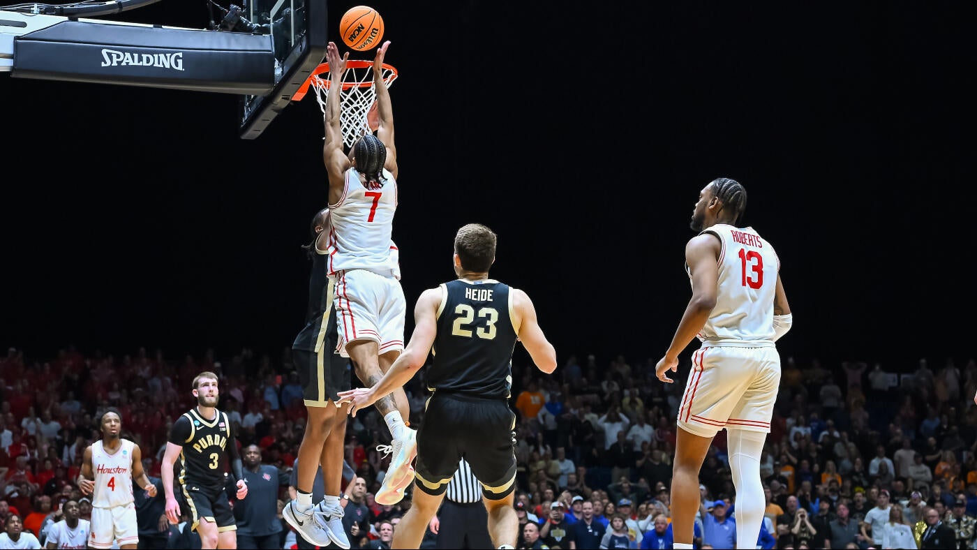 WATCH: Houston's Milos Uzan hits last-second layup on inbounds play called '51' to beat Purdue in Sweet 16