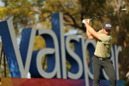 Hovland grabs share of Valspar lead in bid to end PGA title drought