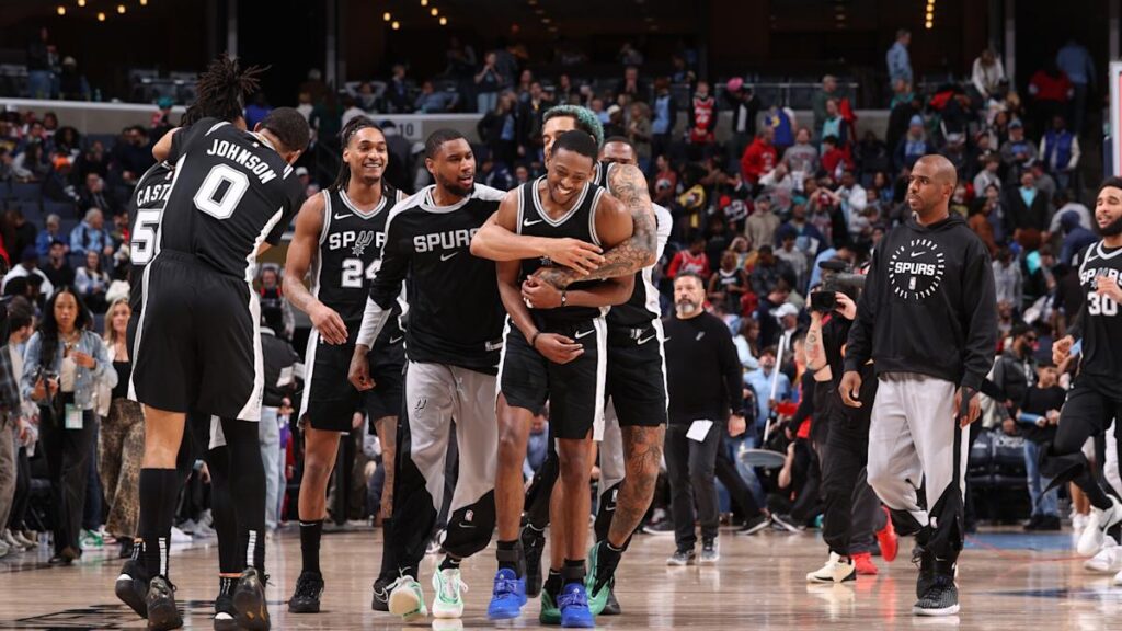 Watch De’Aaron Fox hit pull-up game-winner, shorthanded Spurs shock Grizzlies at home