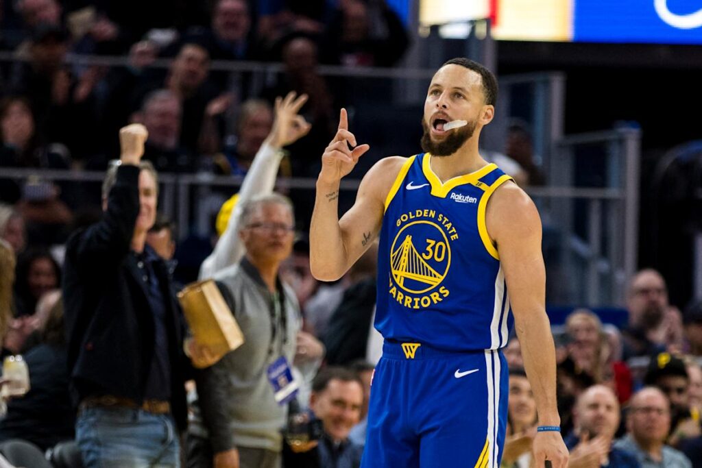 Stephen Curry becomes first NBA player to reach 4,000 3-pointers