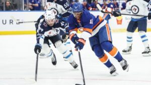 Islanders hold on for 3-2 win over NHL-leading Jets