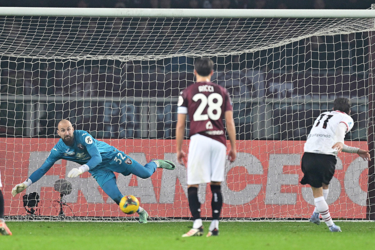 epa11916401 Torino's Vanja Milinkovic Savic makes a save against a penalty kick by Milan's Christian Pulisic (R) in action during the Italian Serie A soccer match between Torino FC and AC Milan, in Turin, Italy, 22 February 2025. EPA-EFE/ALESSANDRO DI MARCO