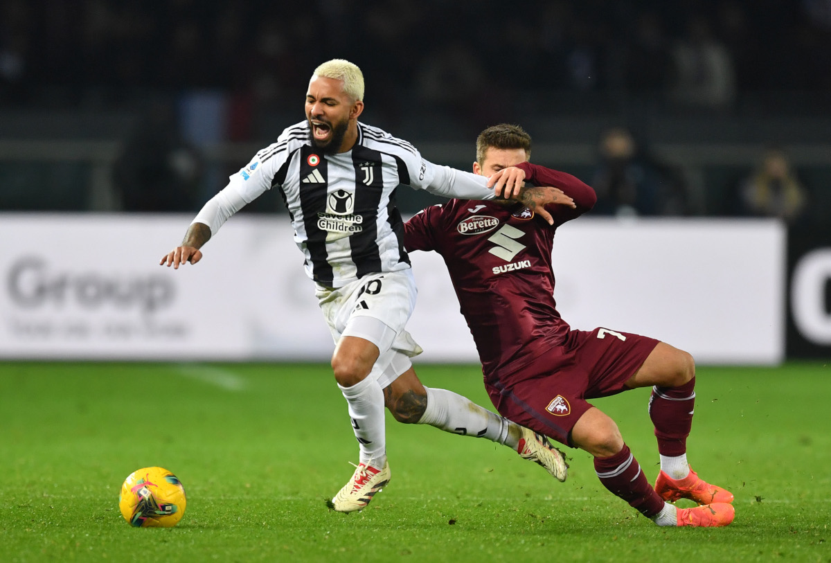 TURIN, ITALY - JANUARY 11: Douglas Luiz of Juventus is challenged by Karol Linetty of Torino during the Serie A match between Torino and Juventus at Stadio Olimpico di Torino on January 11, 2025 in Turin, Italy. (Photo by Valerio Pennicino/Getty Images)