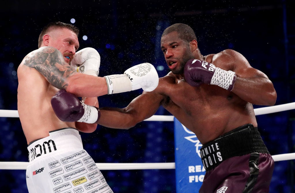 Dubois (right) during his loss to Oleksandr Usyk