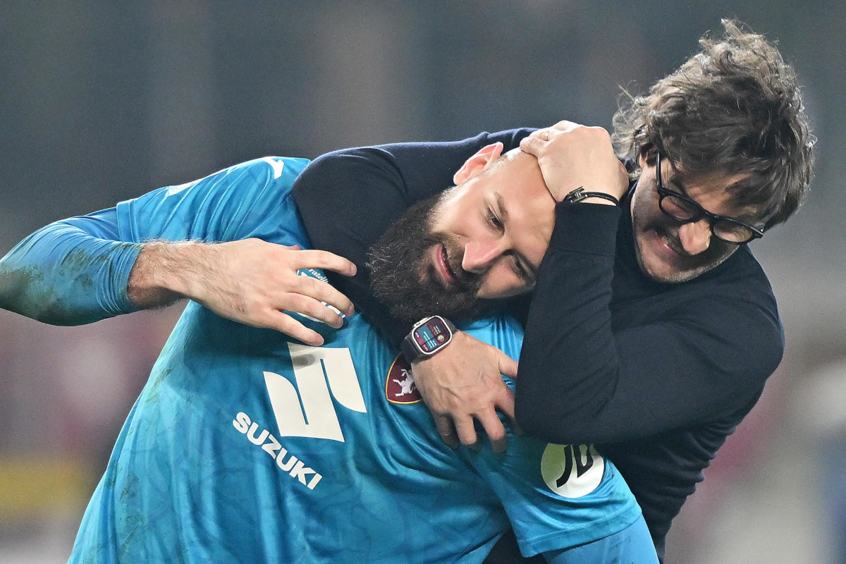 epa11916665 Torino coach Paolo Vanoli celebrates with goalkeeper Vanja Milinkovic-Savic after winning the Italian Serie A soccer match between Torino FC and AC Milan, in Turin, Italy, 22 February 2025. EPA-EFE/ALESSANDRO DI MARCO